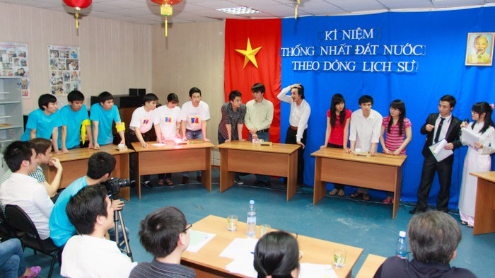 Các đội chơi thể hiện phần thi “Hiểu biết”. Các đội chơi thể hiện phần thi “Hiểu biết”.