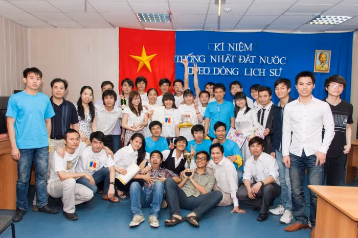 Mọi người cùng nhau chụp ảnh lưu niệm.