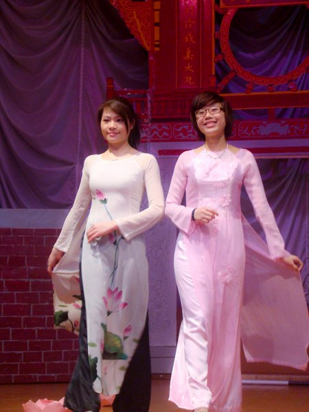 “Thoáng thấy áo dài bay trên đường phố Sẽ thấy tâm hồn quê hương ở đó.” “Thoáng thấy áo dài bay trên đường phố Sẽ thấy tâm hồn quê hương ở đó.”