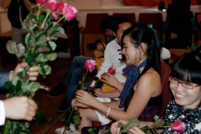 Buổi lễ gây ấn tượng mạnh bởi khâu tổ chức hoành tráng, chu đáo với hoa và tiệc nhẹ nhưng ấn tượng hơn cả là qua hoạt động này, mọi người đều thể hiện tinh thần đoàn kết, gắn bó, quan tâm lẫn nhau dù ở công việc, ngành nghề nào. Buổi lễ gây ấn tượng mạnh bởi khâu tổ chức hoành tráng, chu đáo với hoa và tiệc nhẹ nhưng ấn tượng hơn cả là qua hoạt động này, mọi người đều thể hiện tinh thần đoàn kết, gắn bó, quan tâm lẫn nhau dù ở công việc, ngành nghề nào.