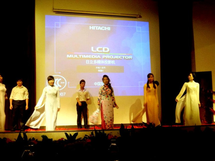 Màn trình diễn áo dài duyên dáng, thướt tha