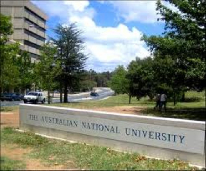 2. Đai học quốc gia Úc (Australian National University) Trong năm 2009, trường đại học quốc gia Úc đã giành được giải thưởng International Sustainable Campus Network cho sự nỗ lực không ngừng của trường cũng như đội ngũ giảng viên sinh viên của mình trong chiến dịch môi tường xanh ANU của mình. Viện nghiên cứu thay đổi khí hậu cũng được xây dựng dựa trên chương trình ANU với những nhà nghiên cứu nổi tiếng nhất đất nước. 2. Đai học quốc gia Úc (Australian National University) Trong năm 2009, trường đại học quốc gia Úc đã giành được giải thưởng International Sustainable Campus Network cho sự nỗ lực không ngừng của trường cũng như đội ngũ giảng viên sinh viên của mình trong chiến dịch môi tường xanh ANU của mình. Viện nghiên cứu thay đổi khí hậu cũng được xây dựng dựa trên chương trình ANU với những nhà nghiên cứu nổi tiếng nhất đất nước.