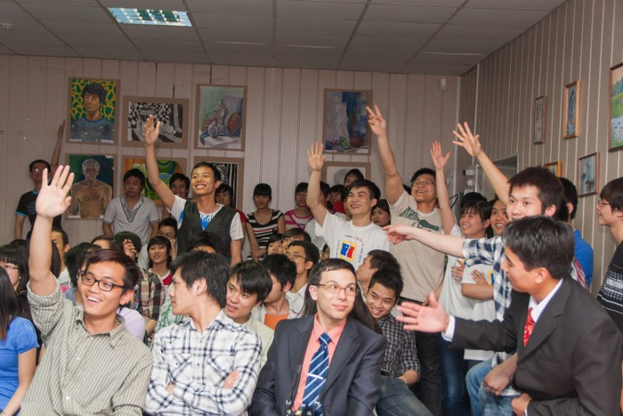 Háo hức với phần chơi dành cho khán giả. Háo hức với phần chơi dành cho khán giả.