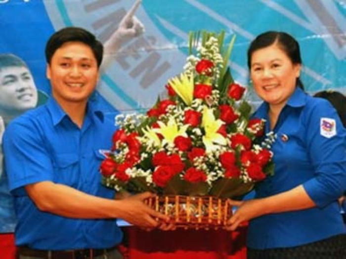 Ban bí thư Trung ương Đoàn TNCM Lào tặng hoa chúc mừng.(Ảnh: Hoàng Chương/Vietnam+) Ban bí thư Trung ương Đoàn TNCM Lào tặng hoa chúc mừng.(Ảnh: Hoàng Chương/Vietnam+)