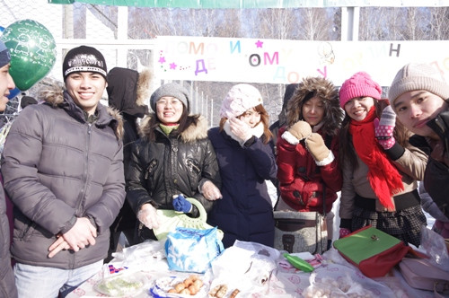 Nụ cười những chàng trai cô gái của hội từ thiện sinh viên Việt Nam.