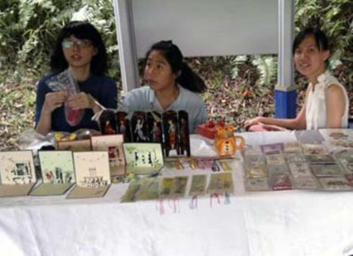 Các thành viên trong đội ngũ tình nguyện của “Bước Nhảy Việt Nam”tại quầy bán đồ gây quỹ