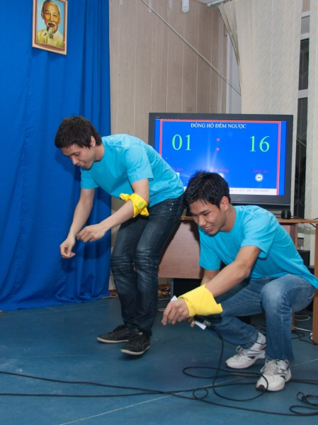 Các bạn đang diễn tả từ “nấu cơm” bằng hành động để đồng đội đoán. Các bạn đang diễn tả từ “nấu cơm” bằng hành động để đồng đội đoán.