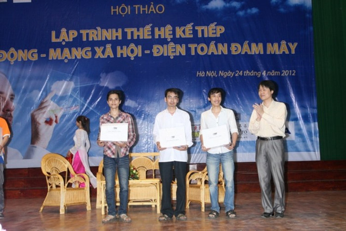 Đại diện Trường Đào tạo Lập trình viên Quốc tế Hà Nội – Aptech trao quà may mắn cho các bạn sinh viên tham dự Hội thảo Đại diện Trường Đào tạo Lập trình viên Quốc tế Hà Nội – Aptech trao quà may mắn cho các bạn sinh viên tham dự Hội thảo