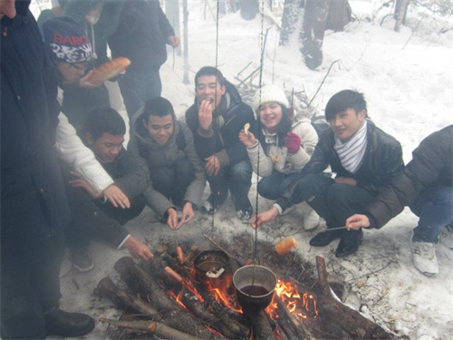 Các bạn sinh viên trường Đại học sinh học ứng dụng Moskva (thường được gọi một cách ngộ nghĩnh là trường Bơ Sữa) tham dự Ngày hội tiễn mùa đông mang đậm chất dân gian của một làng quê Nga ở vùng ngoại ô. Bếp lò xuất hiện bất ngờ giữa rừng làm ấm lòng các bạn Người Nga nổi tiếng với lòng hiếu khách, vì thế đoàn sinh viên Việt Nam đã được đón tiếp nồng hậu, chân tình trong không khí náo nức, vui vẻ của lễ hội Trong những bộ trang phục truyền thống, người dân Nga và du học sinh Việt cùng hòa mình trong những điệu nhảy, khúc ca mà dường như quên mất thời gian đang trôi nhanh. Trong nội đô thành phố Moskva,lễ hội được tổ chức tại 3 điểm: Quảng trường Đỏ, Quảng trường Trafangar (Luân Đôn) và công viên Văn hóa Gorki. Nhiều du học sinh các trường đã tự tìm đến trung tâm Lễ hội tiễn mùa đông tại công viên văn hóa Gorki. Sân khấu tại công viên Văn hóa Gorki- nơi diễn ra cầu truyền hình Moskva - Luân Đôn vvv Một nhóm du học sinh trường Đại học kỹ thuật chụp hình tại những quầy hàng lưu niệm với nhiều hình nộm bằng rơm sặc sỡ. Ai cũng chọn cho mình một cô hoặc cậu búp bê rơm nho nhỏ, như muốn giữ lại chút kỷ niệm của dịp lễ hội trong lòng thủ đô nước Nga. Điểm nhấn trong lễ hội là chú chim lửa bằng gỗ và rơm cao 11 mét, ngùn ngụt bốc khói từ lúc chập tối. Năm nay ban tổ chức lễ hội đã quyết định thay hình nộm người rơm bằng một chú chim lửa, tượng trưng cho điềm lành và sự cao quý trong truyện cổ tích Nga.