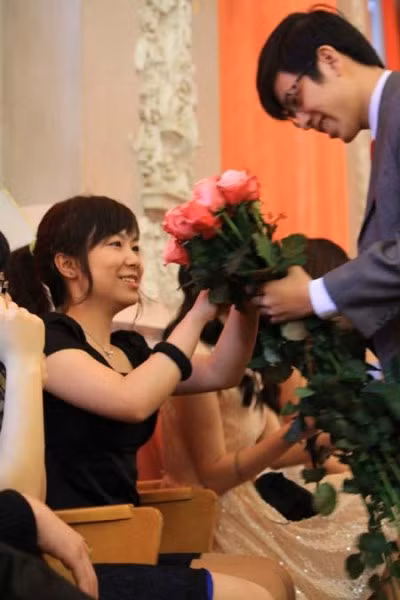 Các nam sinh thể hiện tình cảm với các bạn nữ bằng những bông hoa rực rỡ.