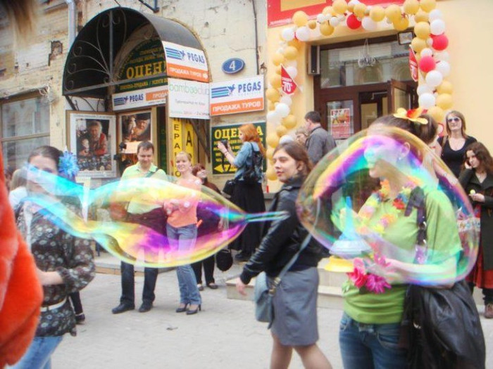 Các bạn trẻ trầm trồ chiêm ngưỡng vẻ đẹp của bóng nước