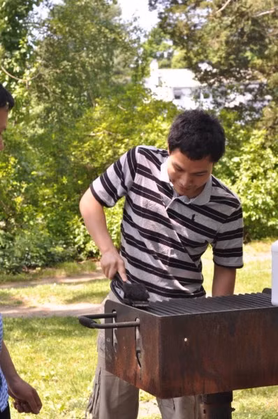 Các nghiên cứu sinh tiến sĩ, sau tiến sĩ của chúng ta đã chứng minh một chân lý vững như bàn thạch rằng: Họ, không những giỏi nghiên cứu và lý sự (một cách đầy khoa học và biện chứng), mà còn rất giỏi……chùi bếp: