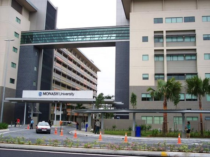 1. Trường đại học Monash Đại học Monash đã được bình chọn là trường đại học "xanh nhất" cho những cống hiến và nỗ lực của trường trong việc bảo vệ môi trường. Trường đại học này tự hào trong việc cung cấp những bậc học liên quan đến môi trường và 300 khóa học có liên quan, nghiên cứu sâu rộng trên nhiều lĩnh vực môi trường. Monash đã đạt được nhiều giải thưởng, bao gồm cả giải thưởng năm 2010 trong việc phát triển bền vững Premier, giải thưởng của Hiệp hội Giáo dục của Liên Hợp Quốc và năm 2009 tường đã đạt giải thưởng môi trường Banksia. 1. Trường đại học Monash Đại học Monash đã được bình chọn là trường đại học "xanh nhất" cho những cống hiến và nỗ lực của trường trong việc bảo vệ môi trường. Trường đại học này tự hào trong việc cung cấp những bậc học liên quan đến môi trường và 300 khóa học có liên quan, nghiên cứu sâu rộng trên nhiều lĩnh vực môi trường. Monash đã đạt được nhiều giải thưởng, bao gồm cả giải thưởng năm 2010 trong việc phát triển bền vững Premier, giải thưởng của Hiệp hội Giáo dục của Liên Hợp Quốc và năm 2009 tường đã đạt giải thưởng môi trường Banksia.