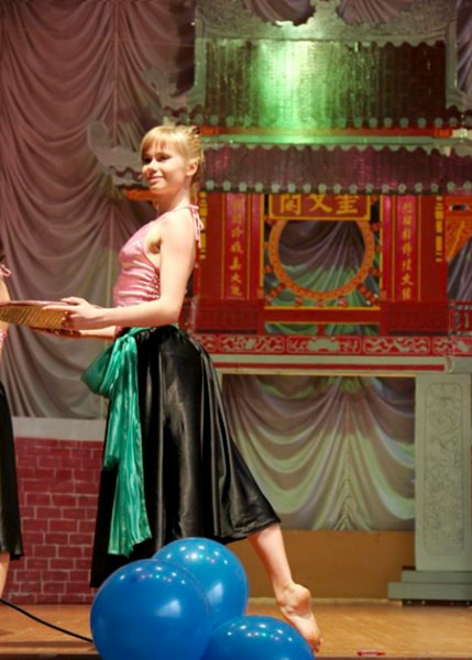 Cô gái Nga duyên dáng trong “ Bức họa đồng quê” Cô gái Nga duyên dáng trong “ Bức họa đồng quê”