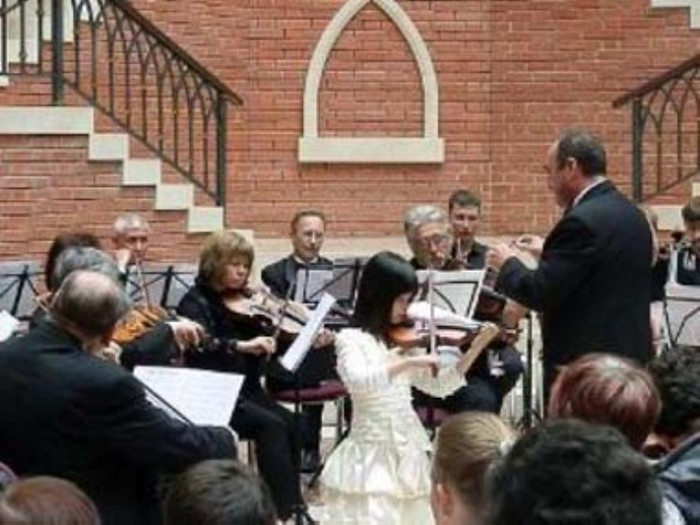 Phương Anh trình diễn cùng dàn nhạc. Phương Anh trình diễn cùng dàn nhạc.