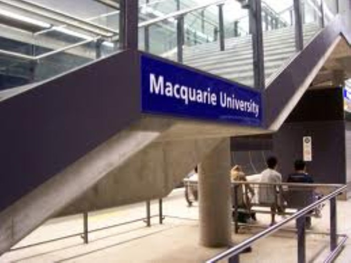 3. Đại học Macquarie Trường đại học Macquarie được đánh giá rất cao vì những đóng góp của mình trong việc tái sử dụng ngồn nước cũng như bảo vệ và giảm thiểu lãng phí nguồn nước. Trường đại học này đi đầu trong việc áp dụng chính sách giảm thiểu khí gas gây hiệu ứng nhà kính, và đã giành được giải Quả cầu xanh năm 2001 cho nhà máy khí đồng phát nhiên liệu giảm thiểu khí gây hiệu ứng nhà kính 44%. Macquarie cũng là nhà tổ chức Viện Nghiên cứu Môi trường và phát triển bền vững Úc. 3. Đại học Macquarie Trường đại học Macquarie được đánh giá rất cao vì những đóng góp của mình trong việc tái sử dụng ngồn nước cũng như bảo vệ và giảm thiểu lãng phí nguồn nước. Trường đại học này đi đầu trong việc áp dụng chính sách giảm thiểu khí gas gây hiệu ứng nhà kính, và đã giành được giải Quả cầu xanh năm 2001 cho nhà máy khí đồng phát nhiên liệu giảm thiểu khí gây hiệu ứng nhà kính 44%. Macquarie cũng là nhà tổ chức Viện Nghiên cứu Môi trường và phát triển bền vững Úc.