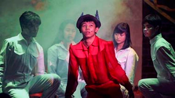 Nhân vật Rudolph - một trong ba nhân vật chính của vở diễn. Rudolph vốn là một con tuần lộc, nhờ phép thuật nó đã biến thành một người có tính cách kỳ quái, đáng thương nhưng cũng đáng sợ. Nhân vật Rudolph - một trong ba nhân vật chính của vở diễn. Rudolph vốn là một con tuần lộc, nhờ phép thuật nó đã biến thành một người có tính cách kỳ quái, đáng thương nhưng cũng đáng sợ.