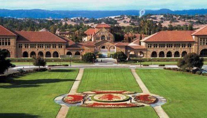 Đại học Stanford nằm trong hệ thống các trường đại học tư thục thuộc bang California. Hệ thống thư viện của Stanford bao gồm Thư viện Xanh, Thư viện Kỹ thuật số và 14 thư viện chuyên ngành khác, hiện đang lưu trữ hơn 8 triệu quyển sách, hỗ trợ thông tin cho học viên ở mọi lĩnh vực có liên quan đến chương trình đào tạo của trường. Đại học Stanford nằm trong hệ thống các trường đại học tư thục thuộc bang California. Hệ thống thư viện của Stanford bao gồm Thư viện Xanh, Thư viện Kỹ thuật số và 14 thư viện chuyên ngành khác, hiện đang lưu trữ hơn 8 triệu quyển sách, hỗ trợ thông tin cho học viên ở mọi lĩnh vực có liên quan đến chương trình đào tạo của trường.