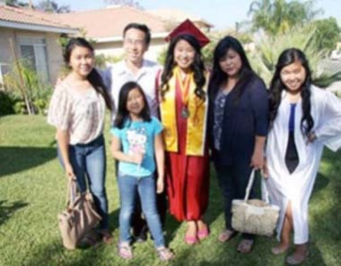 Kiều Duyên Christine Nguyễn (thứ 3 từ phải sang) và gia đình.