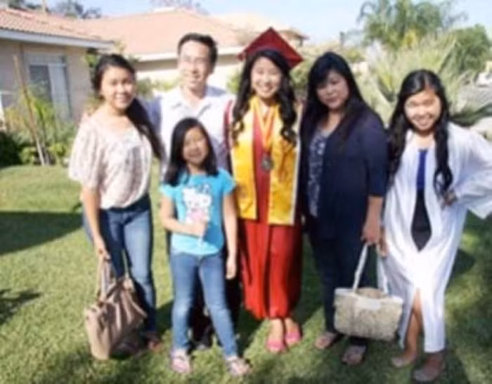 Kiều Duyên Christine Nguyễn (thứ 3 từ phải sang) và gia đình.