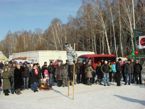 Mọi người háo hức xem đi cà kheo.