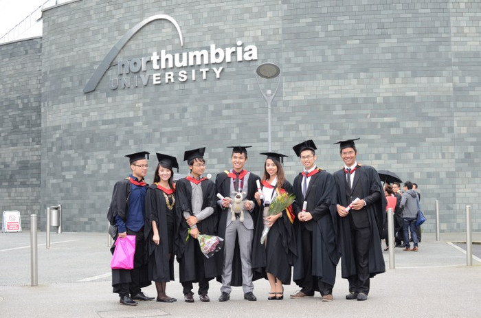 Sinh viên trường Northumbria University được nhận bằng tốt nghiệp tại khu liên hợp thể thao tại chính ngôi trường của các bạn Theo anh Nguyễn Hưng Khánh - chủ tịch hội sinh viên Việt Nam tại trường Northumbria cho biết và theo như thống kê của cộng đồng người Việt tại vùng Đông Bắc Anh quốc thì tỷ lệ tốt nghiệp đúng hạn đợt này của các bạn Việt Nam là rất cao, vượt trội so với những năm trước đây tại 2 trường Sunderland và Northumbria. Sinh viên trường Northumbria University được nhận bằng tốt nghiệp tại khu liên hợp thể thao tại chính ngôi trường của các bạn Theo anh Nguyễn Hưng Khánh - chủ tịch hội sinh viên Việt Nam tại trường Northumbria cho biết và theo như thống kê của cộng đồng người Việt tại vùng Đông Bắc Anh quốc thì tỷ lệ tốt nghiệp đúng hạn đợt này của các bạn Việt Nam là rất cao, vượt trội so với những năm trước đây tại 2 trường Sunderland và Northumbria.