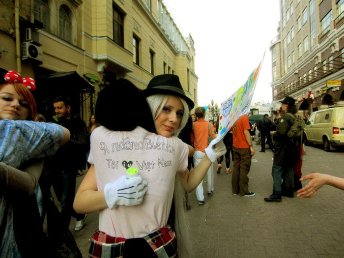 Những cái ôm gắn kết thế hệ trẻ hai nước Những nét văn hóa độc đáo và đặc sắc được khám phá trong dịp lễ hội vừa qua sẽ trở thành kỉ niệm khó phai đối với sinh viên Việt trong quãng thời gian học tập tại Moscow. Một mặt, đó là cơ hội giao lưu, kết bạn với nhau. Mặt khác, nó giúp các bạn hiểu hơn về văn hóa, con người, đặc biệt là giới trẻ Nga. Có lẽ, ngày 22-4 vừa rồi đã trở thành một ngày đáng nhớ của các du học sinh Việt tại Moscow.