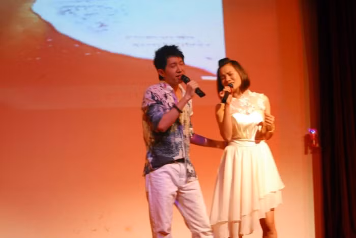 Hai bạn trẻ “phiêu” hết mình với bài hát “Khung trời ngày xưa”