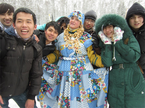 Trong những bộ trang phục truyền thống, người dân Nga và du học sinh Việt cùng hòa mình trong những điệu nhảy, khúc ca mà dường như quên mất thời gian đang trôi nhanh. Trong nội đô thành phố Moskva,lễ hội được tổ chức tại 3 điểm: Quảng trường Đỏ, Quảng trường Trafangar (Luân Đôn) và công viên Văn hóa Gorki. Nhiều du học sinh các trường đã tự tìm đến trung tâm Lễ hội tiễn mùa đông tại công viên văn hóa Gorki. Sân khấu tại công viên Văn hóa Gorki- nơi diễn ra cầu truyền hình Moskva - Luân Đôn vvv Một nhóm du học sinh trường Đại học kỹ thuật chụp hình tại những quầy hàng lưu niệm với nhiều hình nộm bằng rơm sặc sỡ. Ai cũng chọn cho mình một cô hoặc cậu búp bê rơm nho nhỏ, như muốn giữ lại chút kỷ niệm của dịp lễ hội trong lòng thủ đô nước Nga. Điểm nhấn trong lễ hội là chú chim lửa bằng gỗ và rơm cao 11 mét, ngùn ngụt bốc khói từ lúc chập tối. Năm nay ban tổ chức lễ hội đã quyết định thay hình nộm người rơm bằng một chú chim lửa, tượng trưng cho điềm lành và sự cao quý trong truyện cổ tích Nga.