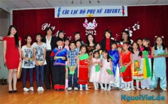 Giao Linh (trái) & Bộ trưởng Fr. Walsmann tặng quà cho các em thiếu nhi Giao Linh (trái) & Bộ trưởng Fr. Walsmann tặng quà cho các em thiếu nhi