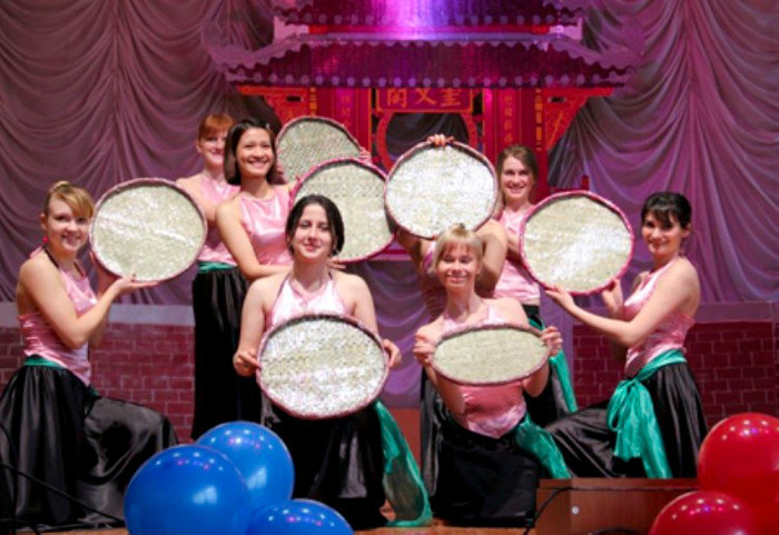 Nét đẹp của cô gái xưa trong phần thể hiện của du học sinh Việt Nam và các bạn Nga Nét đẹp của cô gái xưa trong phần thể hiện của du học sinh Việt Nam và các bạn Nga