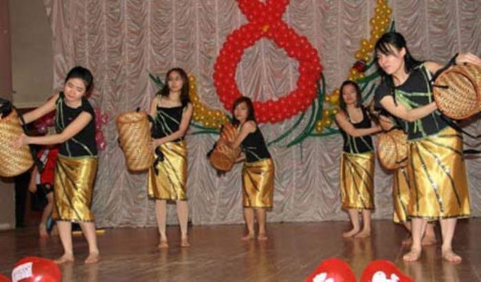 Tiết mục múa dân tộc của các bạn sinh viên trường Học viện Lâm nghiệp Tiết mục múa dân tộc của các bạn sinh viên trường Học viện Lâm nghiệp