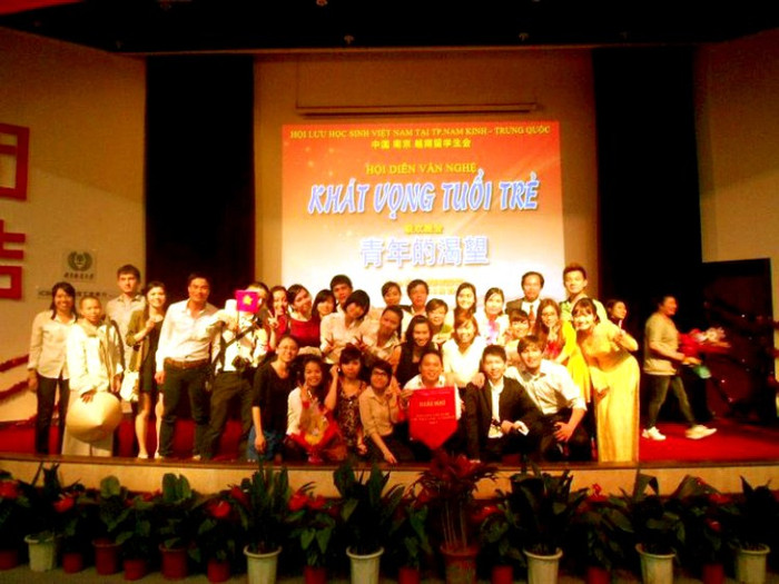 Các sinh viên vui vẻ cùng nhau chụp ảnh lưu niệm