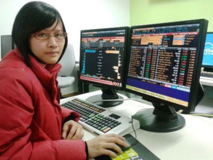 Thu Lê với công việc "ôm máy tính ra tiền". Thu Lê với công việc "ôm máy tính ra tiền".