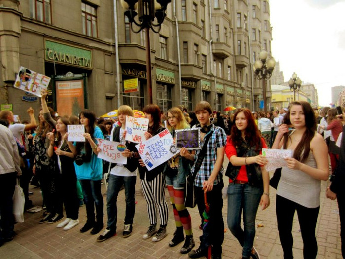 “Free hugs” tràn ngập khắp nơi.“Giờ đây, mình thấy được khía cạnh mới của Moscow nói chung và giới trẻ Nga nói riêng. Mình sẽ chẳng bao giờ quên được những “free hugs” nồng nhiệt, những bộ trang phục ấn tượng sáng tạo, những màn bong bóng ngập trời với sắc màu lung linh. Tất cả sẽ là kỉ niệm sâu đậm đánh dấu một phần kí ức thời sinh viên của mình tại Nga” – Mỵ nói tiếp.