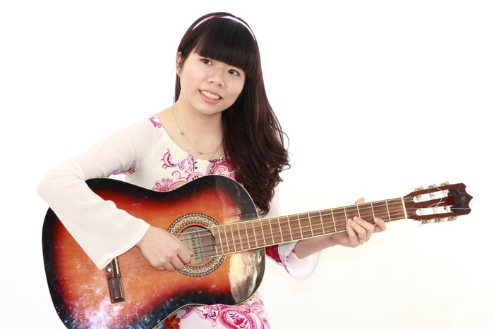 Ngọc Anh làm dáng với cây đàn guita Ngọc Anh làm dáng với cây đàn guita