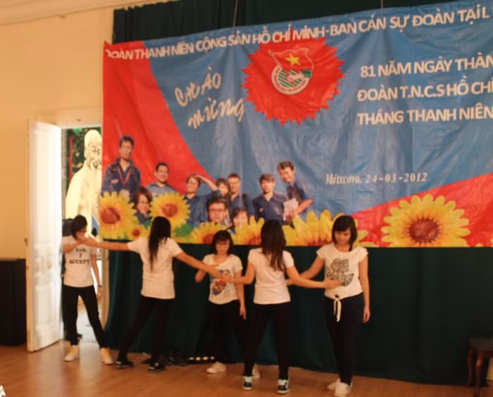 Sôi động với tiết mục nhảy “Vụ trộm ngân hàng ở Moscow” của các nữ sinh viện tiếng Nga A.C.Pushkin