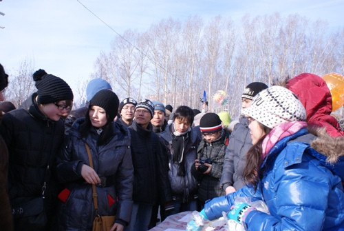 Gian hàng ẩm thực của hội từ thiện luôn thu hút được đông đảo khách mua.