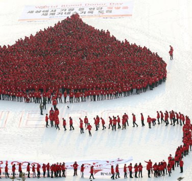 Đây là 1 hoạt động nhằm kêu gọi mọi người tích cực tham gia hiến máu.