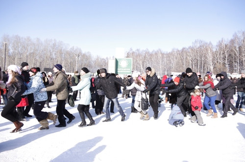 Tất cả cùng hát, múa đón xuân.