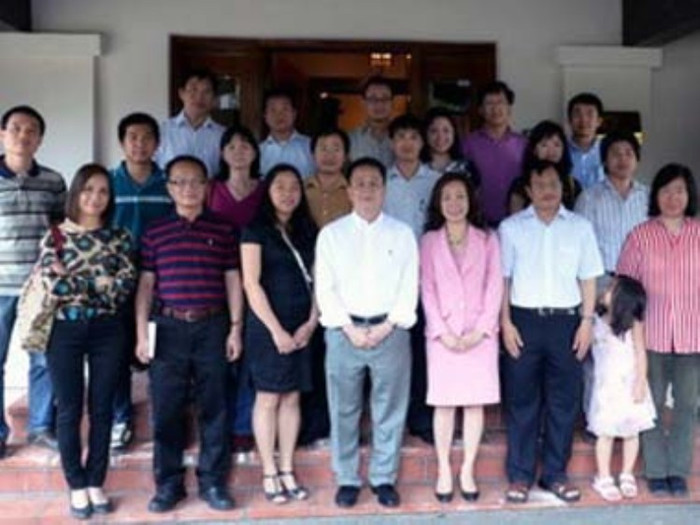 Các đại biểu dự buổi gặp gỡ, vinh danh chụp ảnh chung. (Nguồn: PX Ottawa)