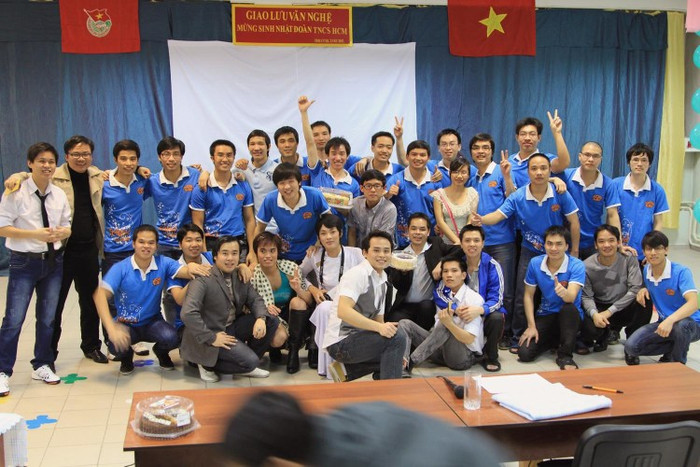 Tất cả các đoàn viên cùng chụp ảnh tập thể lưu niệm