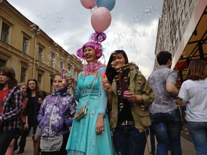 Cùng tâm trạng với Mỵ, Thu Thảo sinh viên học viện ngôn ngữ tiếng Nga Puskin vui vẻ kể: “Lần đầu tiên mình được tham gia lễ hội đông vui như thế này, cũng là lần đầu tiên nhảy múa hết mình trong tiếng kèn trống rộn vang, và xem các nghệ nhân thổi bóng bóng. Mình đặc biệt ấn tượng với màn biểu diễn cà kheo, những slogan sáng tạo và ý nghĩa của giới trẻ về tình yêu, sức khỏe. Đây thực sự là lễ hội rất vui và ý nghĩa”