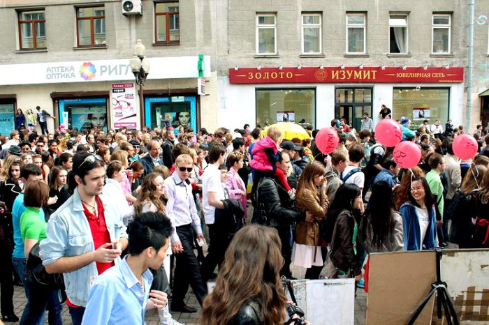 Lễ hội này ở Nga được tổ chức hàng năm nhằm tôn vinh tình yêu và mùa xuân, đồng thời gợi nhớ những kỉ niệm thời thơ ấu. Đây là một trong những lễ hội được giới trẻ Nga chờ đón nhiều nhất. Hàng ngàn thanh thiếu niên hóa trang nghịch ngợm trong những bộ trang phục ấn tượng cùng với băng dôn, khẩu hiệu diễu hành chật kín trên phố đi bộ tại thủ đô Moscow. Tất nhiên, các sinh viên Việt đã không bỏ lỡ cơ hội khám phá lễ hội độc đáo này. Dòng người đổ về trung tâm Moscow để tham gia lễ hội