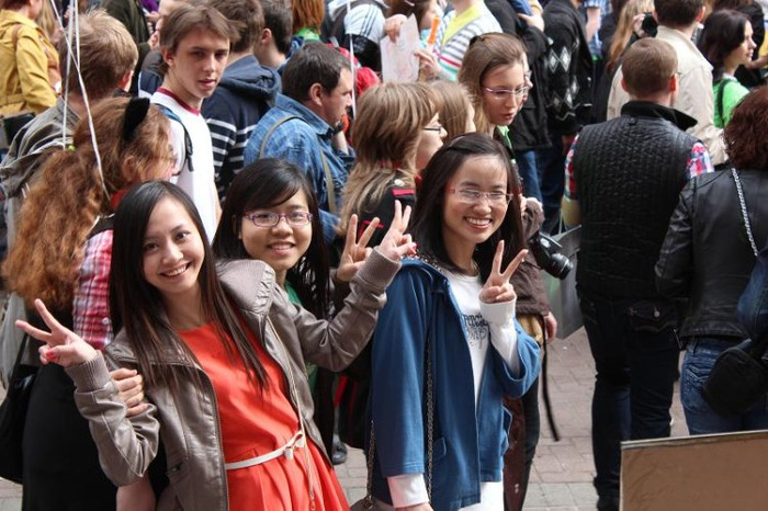 Bạn Ngọc Mỵ, đại học ngôn ngữ quốc gia Moscow hào hứng chia sẻ: “Thấy dòng người đổ dồn về phố Arbat, mình tò mò đi theo và được biết tại đây đang diễn ra lễ hội bong bóng. Ngay lập tức mình bị cuốn hút bởi không gian ngập tràn bong bóng đầy màu sắc, bởi không khí sôi động, náo nhiệt và bởi sự thân thiện, vui tính của giới trẻ Nga. Các bạn hóa trang với đủ mọi phong cách: từ thiên thần đến ác quỷ, từ công chúa đến lọ lem hay những nhân vật yêu thích trong phim. Với tuổi trẻ cá tính, sôi nổi, ai cũng “quậy” hết mình, nhưng tất cả đều giữ ý thức văn minh lịch sự: không chen lấn, xô đẩy”.