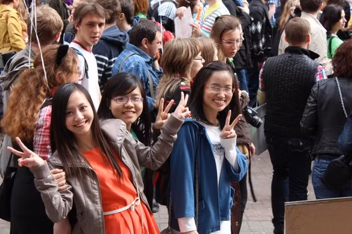 Bạn Ngọc Mỵ, đại học ngôn ngữ quốc gia Moscow hào hứng chia sẻ: “Thấy dòng người đổ dồn về phố Arbat, mình tò mò đi theo và được biết tại đây đang diễn ra lễ hội bong bóng. Ngay lập tức mình bị cuốn hút bởi không gian ngập tràn bong bóng đầy màu sắc, bởi không khí sôi động, náo nhiệt và bởi sự thân thiện, vui tính của giới trẻ Nga. Các bạn hóa trang với đủ mọi phong cách: từ thiên thần đến ác quỷ, từ công chúa đến lọ lem hay những nhân vật yêu thích trong phim. Với tuổi trẻ cá tính, sôi nổi, ai cũng “quậy” hết mình, nhưng tất cả đều giữ ý thức văn minh lịch sự: không chen lấn, xô đẩy”.