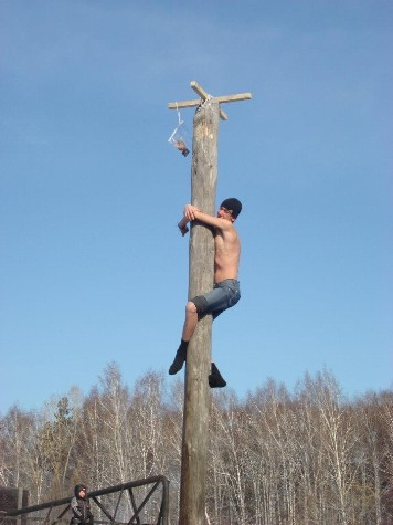 Dưới nhiệt độ âm 20, chàng thanh niên vẫn cố gắng trèo lên đỉnh cột để nhận món quà.