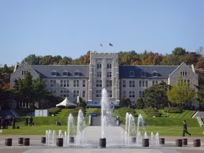 Korea University, một trong những trường đào tạo quốc tế tốt nhất Hàn Quốc ( ảnh minh họa) Korea University, một trong những trường đào tạo quốc tế tốt nhất Hàn Quốc ( ảnh minh họa)