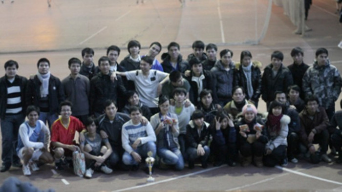 Toàn thể sinh viên Đại học Hàng không quốc gia Kharkov chụp ảnh kỷ niệm sau giải đấu trong không khí hân hoan và vui vẻ Toàn thể sinh viên Đại học Hàng không quốc gia Kharkov chụp ảnh kỷ niệm sau giải đấu trong không khí hân hoan và vui vẻ