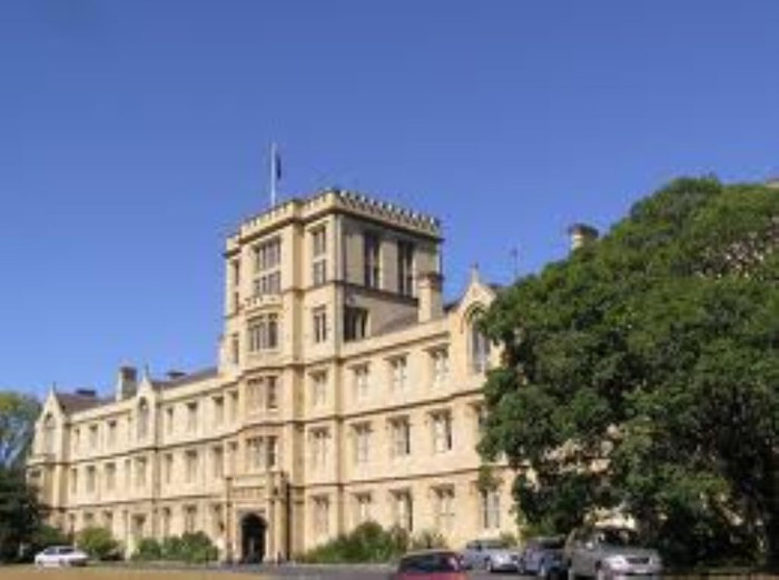 6. Đại học Melbourne Đặt mục tiêu sử dụng là carbon trung tính vào năm 2030, đại học Melbourne nỗ lực không ngừng trong việc nghiên cứu, cung cấp các chương trình cấp bằng kết hợp với các chuyên gia trong ngành môi trường. Với mục tiêu này, toàn bộ giảng viên, chuyên gia và sinh viên đang làm việc và học tập trong trường luôn hướng tới chính sách xanh hơn, quản lý nước, năng lượng và chất thải. 6. Đại học Melbourne Đặt mục tiêu sử dụng là carbon trung tính vào năm 2030, đại học Melbourne nỗ lực không ngừng trong việc nghiên cứu, cung cấp các chương trình cấp bằng kết hợp với các chuyên gia trong ngành môi trường. Với mục tiêu này, toàn bộ giảng viên, chuyên gia và sinh viên đang làm việc và học tập trong trường luôn hướng tới chính sách xanh hơn, quản lý nước, năng lượng và chất thải.